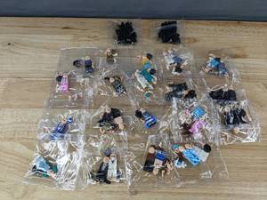 lot 50E image: 18 Little People Building Block Figures - Brand New