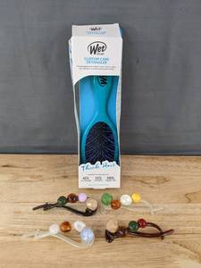 lot 241 image: Wet Brush Detangler and 4 Hair Clips with Stones - Brand New