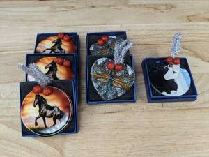 lot 327 image: 6 Animal Themed Ornaments Horses, Dragonflies & Unicorn - Brand New