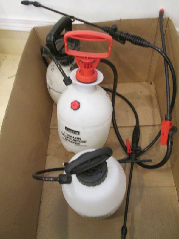 lot 165 image: Lot of 3 Manual Pump &nbspSprayers