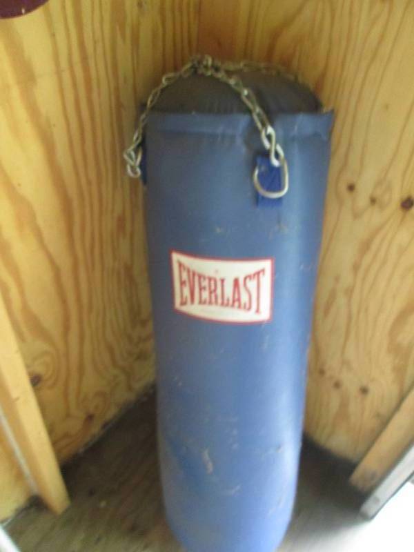 lot 222 image: Everlast heavy duty punching bag wi...