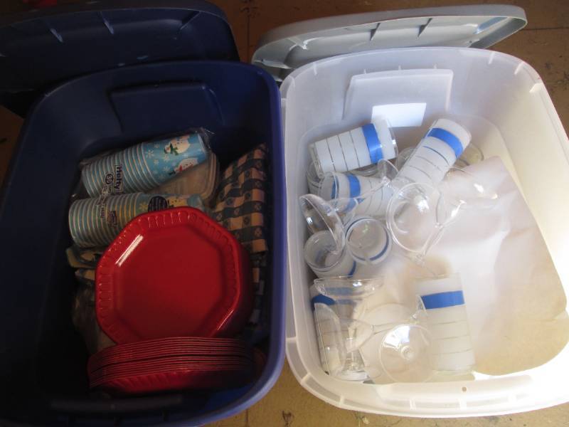 lot 252 image: Outdoor Picnic Supplies