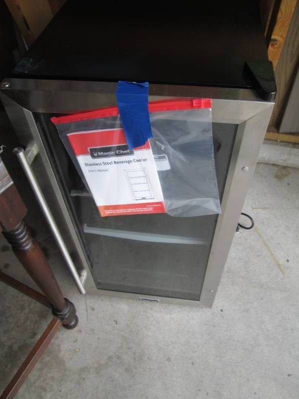 lot 262 image: Magic Chef Beverage Cooler Mini Fridge