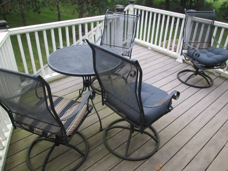 lot 343 image: Metal grate-style 5pc patio table a...