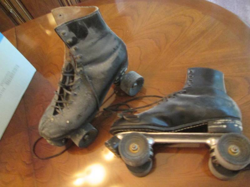 lot 368 image: Vintage Leather Roller Skates  Size 11