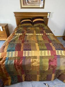 lot 88 image: Queen Size Comforter (97 x 109 in) with 2 Pillows