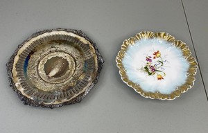 lot 367 image: Pair of Antique Serving Plates - Old English Reproduction and Floral Porcelain