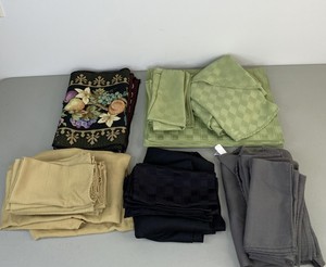 lot 455 image: Assorted Table Linens 4 Round Tablecloths, Napkins, Placemats, and 2 Table Runners