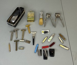 lot 113 image: Vintage Shaving Equipment and Pocket Knives Lot