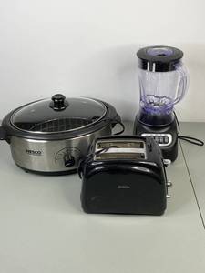 lot 150 image: Small Kitchen Appliances Lot - Toaster, 6qt Nesco Roaster, Blender