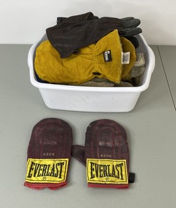 lot 414 image: Assorted Gloves and Mittens with Everlast Boxing Gloves