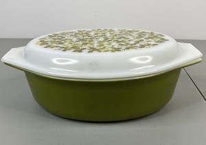 lot 436 image: Vintage Pyrex Crazy Daisy 2.5 Qt Casserole Dish with Lid