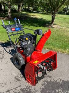 lot 4 image: Toro Power Max HD 828 OAE Snowblower, Model 38838