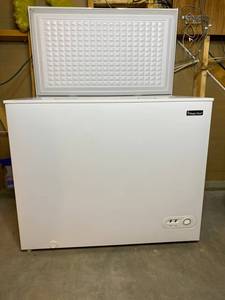 lot 45 image: Magic Chef Chest Freezer Model HMCF7W2 37x21.5x33 in