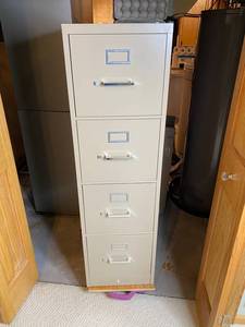 lot 62 image: 4 Drawer Metal Filing Cabinet, 15 x 25 x 52 in