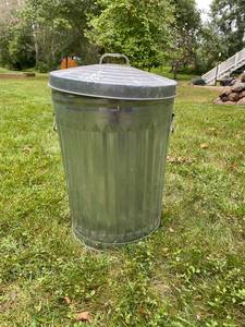lot 224 image: Aluminum Trash Can with Lid and Assorted Bird Feed