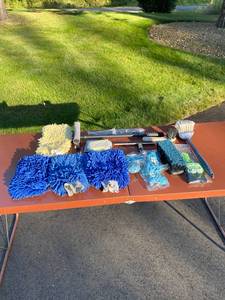 lot 326 image: Assorted Car Wash Mitts, Brushes, and Scrubs