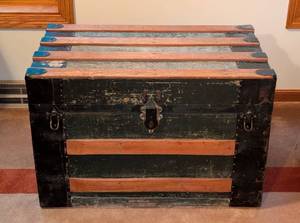 lot 21 image: Vintage Painted Wood Steamer Trunk