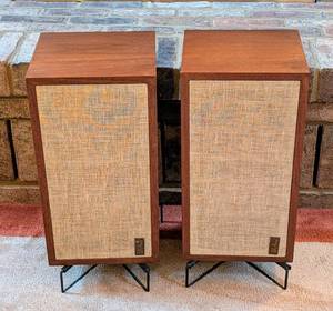 lot 9 image: Pair of Vintage Acoustic Research AR-4 Speakers