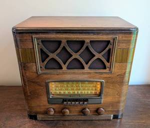 lot 25 image: Vintage Coronado 1040-A Tube Radio