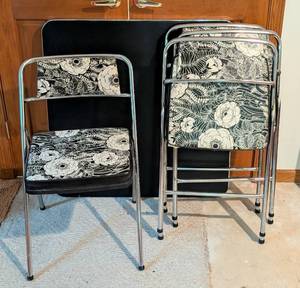 lot 51 image: Vintage Cosco Floral Folding Table Set