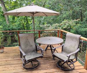 lot 11 image: Tropitone Patio Table Set