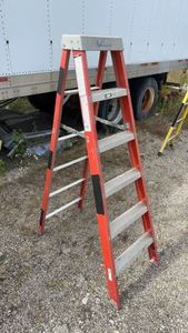 lot 78 image: Louisville FS1006 Fiberglass Ladder 6ft
