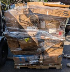 lot 198 image: WOW Amazon Mediums Returns Pallet 65 Tall