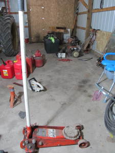 lot 11 image: Floor Jack