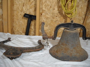 lot 18 image: Cast Iron Bell with Hanger