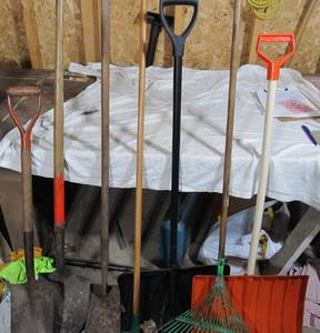lot 46 image: Lawn and Garden Tools