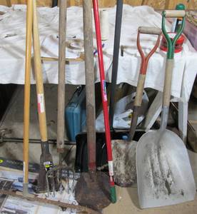 lot 47 image: Lawn and Garden Tools
