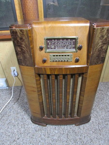 lot 274 image: Vintage Radio
