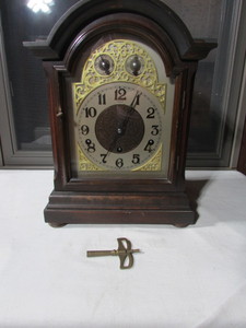 lot 276 image: Vintage Kenzle Wind Up Clock