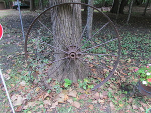 lot 293 image: VintageAntique Wagon Wheel