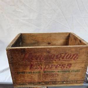 lot 56 image: Vintage Winchester 1930s 12Ga Shipping Crate