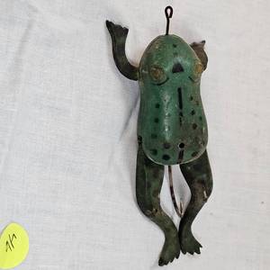 lot 46 image: Vintage Halik Junior Frog, Made in Moose Lake, MN 1940s