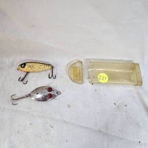 lot 122 image: Eppinger Red Eye Wiggler & Shakespeare Vintage Wooden River Pup in Original Case
