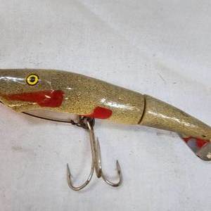 lot 130 image: Vintage CC Roberts Musky  Mad Puppy Minnow