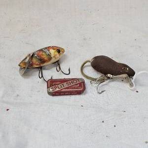 lot 164 image: Paw Paw Flocked Mouse & Heddon Crab Wiggler  & Clarks Water Scout
