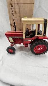 lot 213 image: 116th Scale Ertl International 1086 Tri-Stripe Tractor(Ertl Prestige Collection)