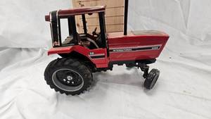 lot 214 image: 116th Scale Ertl International Harvester 5088Tractor(Ertl Prestige Collection)