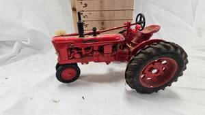 lot 218 image: 116th Ertl McCormick Farmall H Tractor