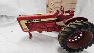 lot 222 image: 116th Ertl IH Farmall 806, No Front Tires and 164 IH 2594