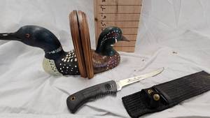 lot 237 image: Ducks Unlimited Schrade USA 1470T and Decoy Book Ends