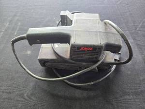 lot 33 image: Skil 34 HP 3x18 Inch Belt Sander with Auto Track Control