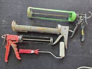 lot 41 image: Lot of Caulk Guns, Paint Roller, and Caulking Supplies with Bag