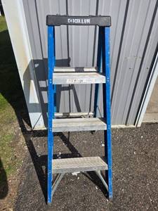 lot 43 image: Keller 67 Series 4ft Fiberglass Step Ladder Model 674 Type II