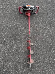 lot 59 image: Earthquake 9000 Gas-Powered Auger with Tecumseh 3.0 HP Engine