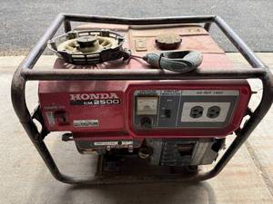 lot 91 image: Honda EM2500 Portable Gas Generator with Damage - Working Condition Unknown